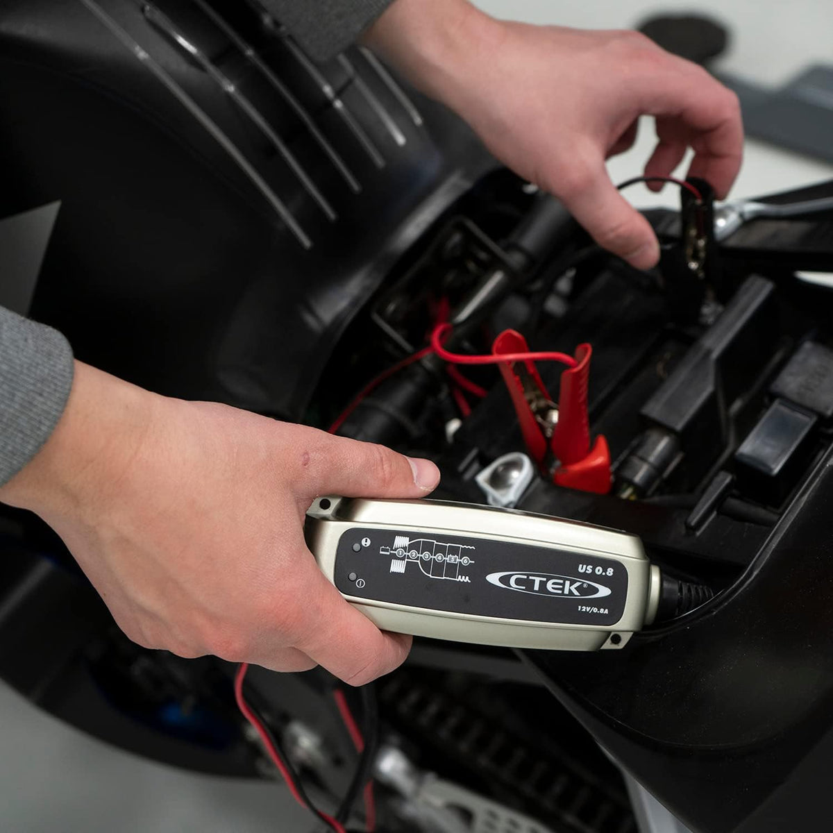 CTEK (56-865) US 0.8 12 Volt Fully Automatic 6 Step Battery Charger,Black