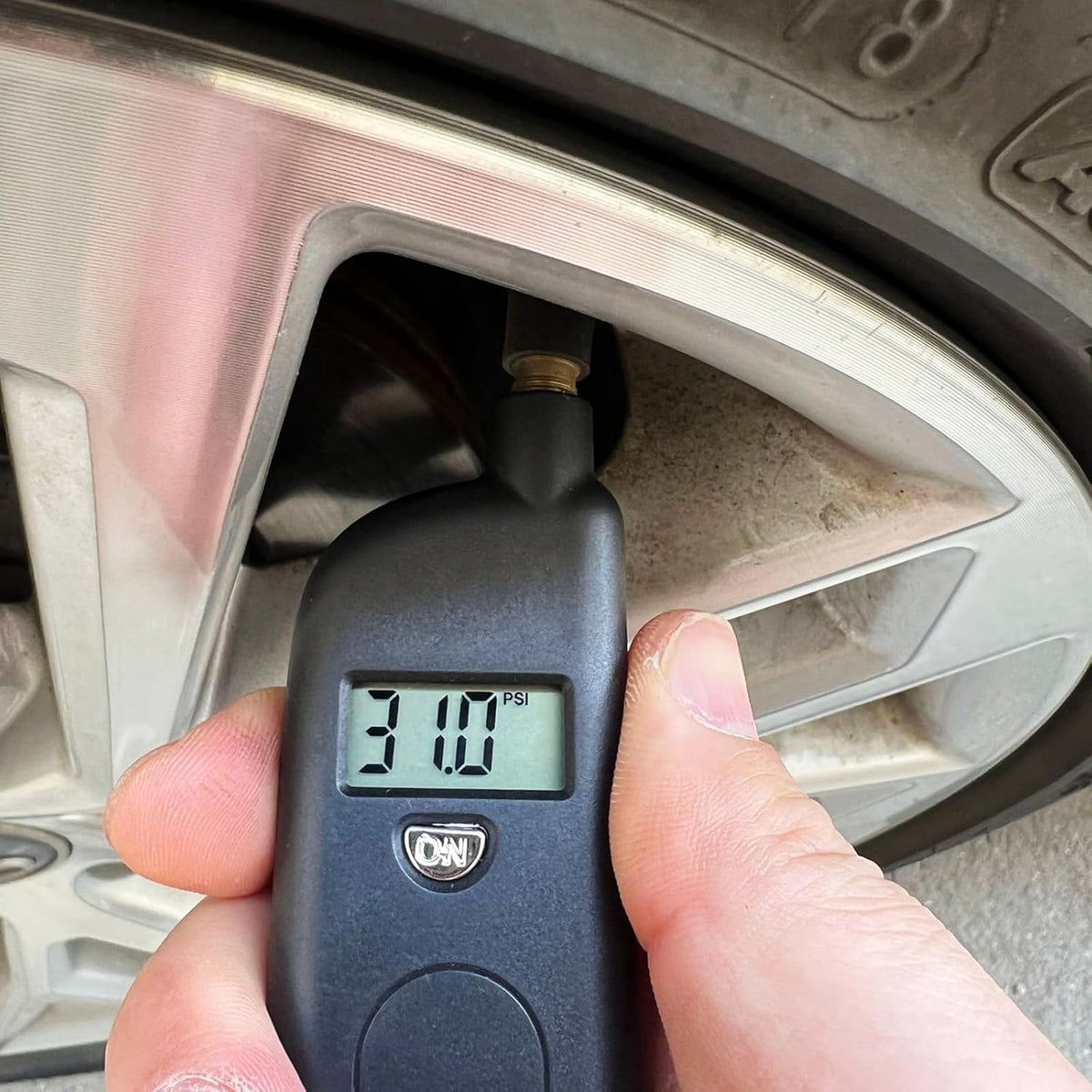 Portable Digital Tire Pressure Gauges with Inflators 140PSI 4 Settings Tire Gauges for Car Truck Motorcycles Bicycles Compact Pressure Gauge Gauge