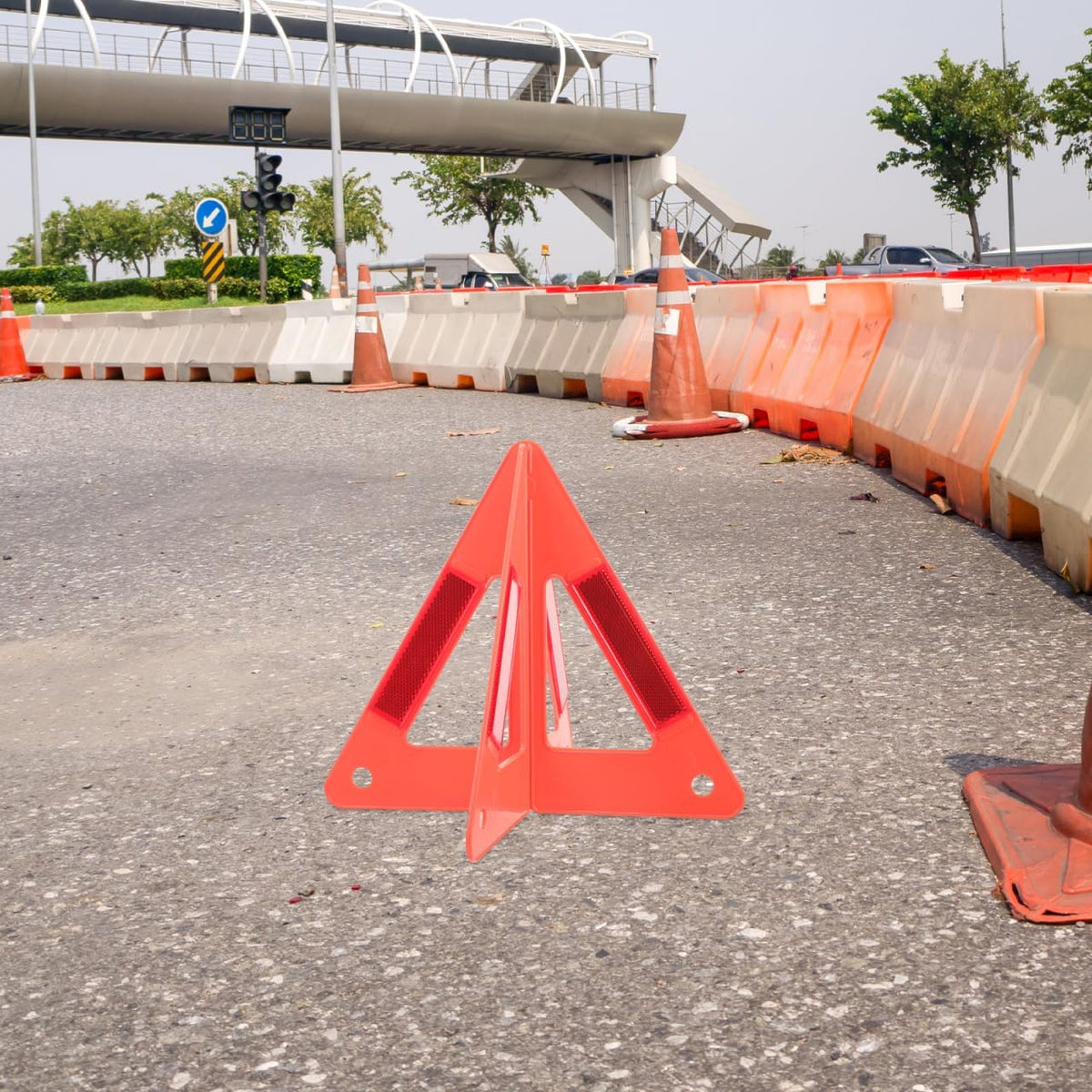 Amosfun Safety Triangle Reflective Road Safety Kit Road Warning Sign for Car Roadside Assistance Construction Work Trucks Trailers Tractors Portable Emergency Sign