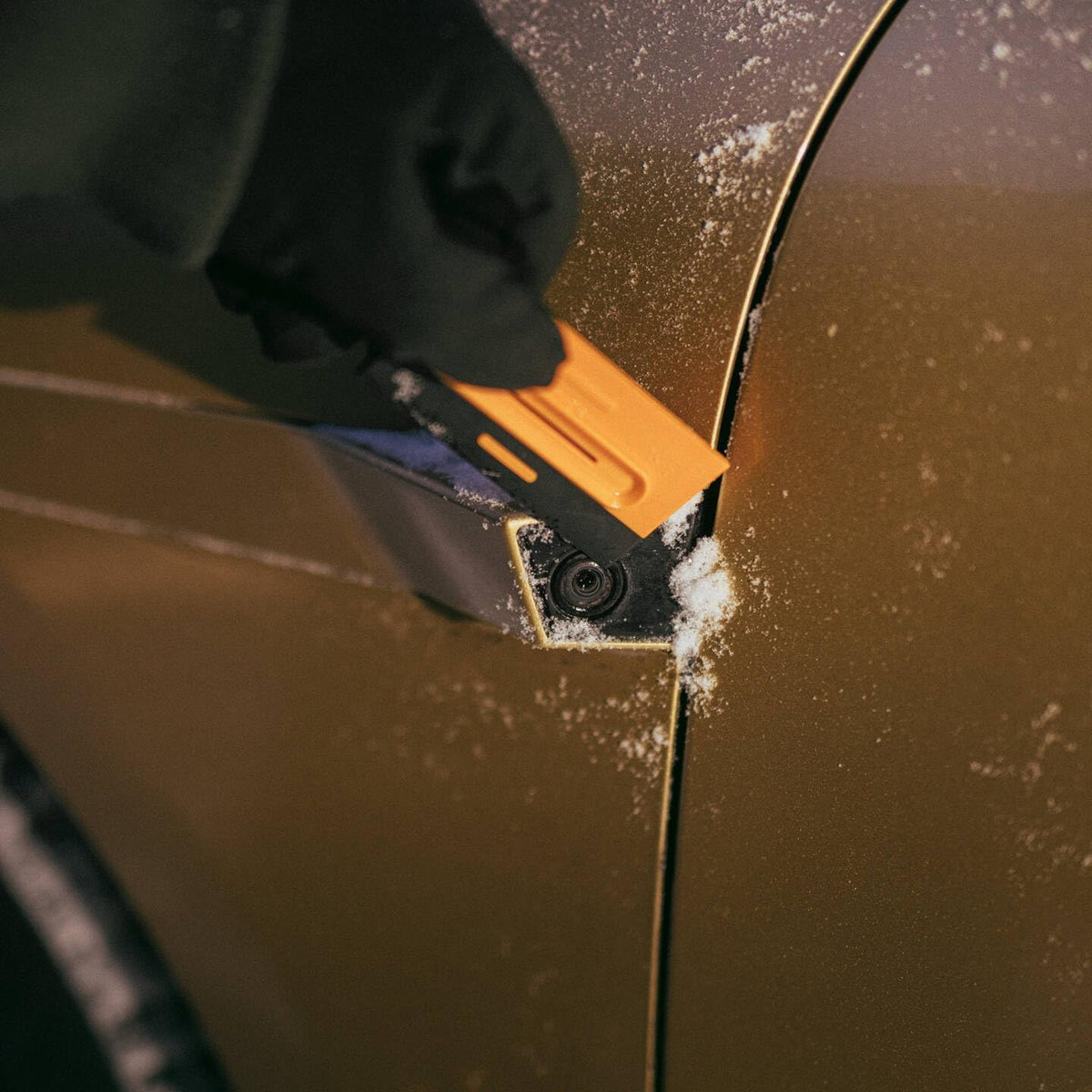 Fiskars Solid Car Ice Scraper with Hard and Soft Edge, 26 cm, with Replaceable Scraper, 1078497