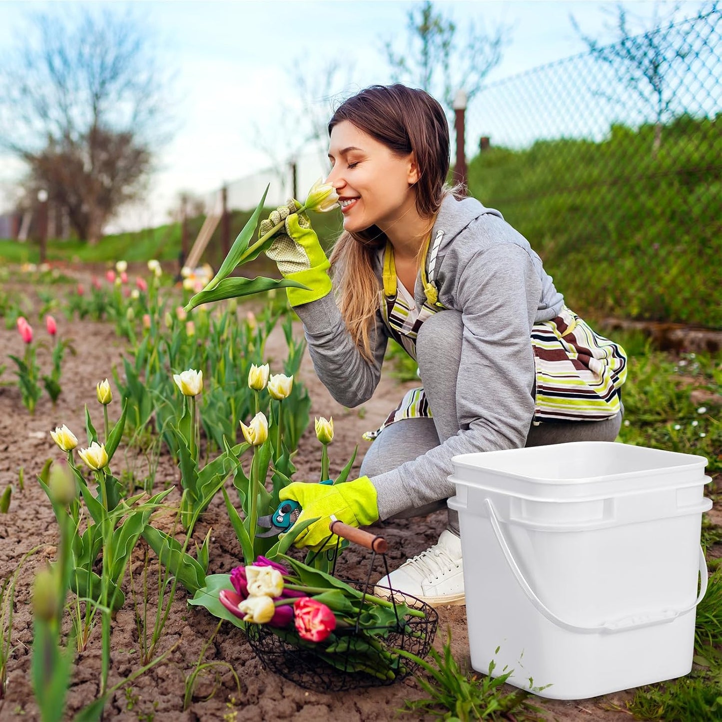 Suzile 2.2 Gallon White Food Grade Bucket with Lid Square Plastic Bucket 10L Utility Industrial Pail with Handle Container for Food Oil Tub Water Fishing Paint House Cleaning Car Washing