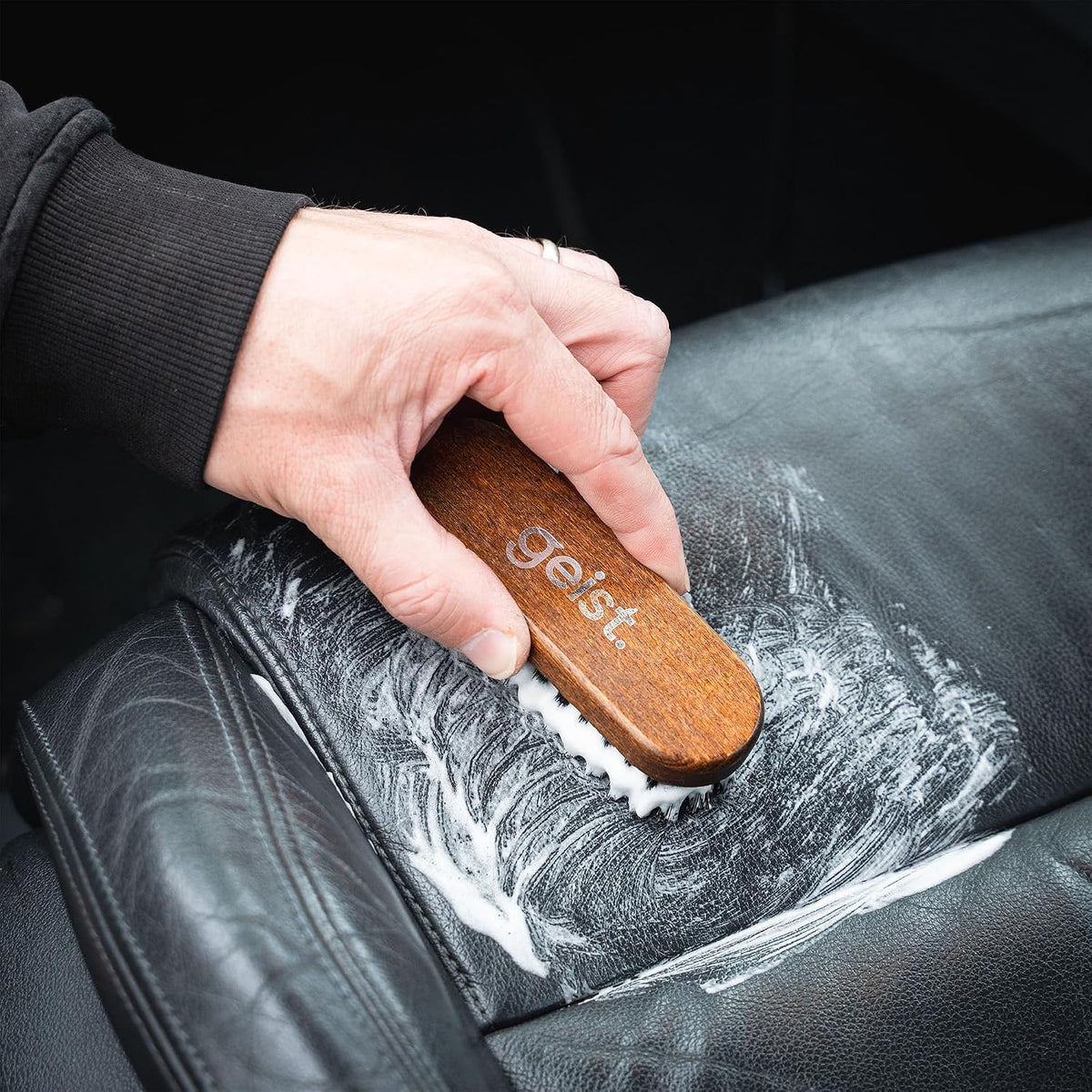 Geist. Leather & Upholstery Cleaning Brush Medium | To clean car seats, leather sofas, and alcantara | For car interiors, furniture, boots, shoes, bags and more